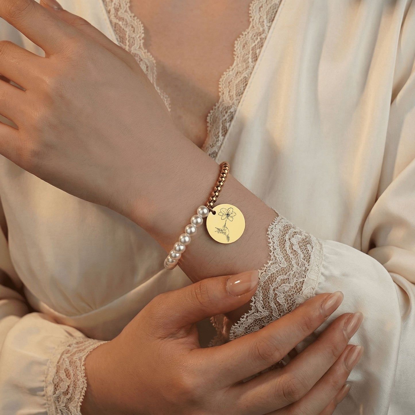 Geschenk für Tochter, Armband für Tochter, Mutter Tochter Schmuck, Tochter Geschenkidee, personalisiertes Armband, gravierter Anhänger mit Blume, Schmuck mit Botschaft, Geschenk mit Gravur, Tochter Geburtstag Geschenk, Mutter Tochter Geschenk, Perlenarmband